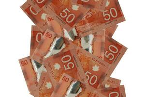 50 kanadensisk dollar räkningar flygande ner isolerat på vit. många sedlar faller med vit copy på vänster och rätt sida foto