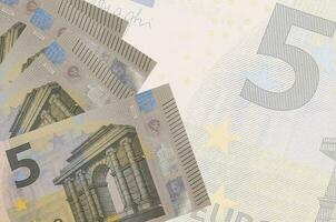 5 euro räkningar lögner i stack på bakgrund av stor halvtransparent sedel. abstrakt företag bakgrund foto