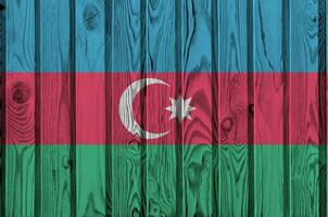 azerbaijan flagga avbildad i ljus måla färger på gammal trä- vägg. texturerad baner på grov bakgrund foto