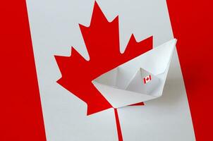 kanada flagga avbildad på papper origami fartyg närbild. handgjort konst begrepp foto