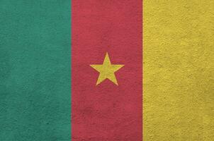 cameroon flagga avbildad i ljus måla färger på gammal lättnad putsning vägg. texturerad baner på grov bakgrund foto