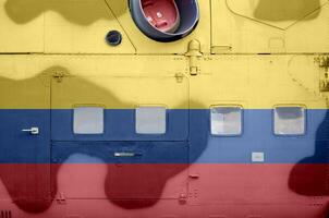 colombia flagga avbildad på sida del av militär armerad helikopter närbild. armén krafter flygplan konceptuell bakgrund foto