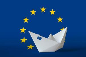 europeisk union flagga avbildad på papper origami fartyg närbild. handgjort konst begrepp foto