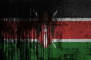 kenya flagga avbildad i måla färger på gammal och smutsig olja tunna vägg närbild. texturerad baner på grov bakgrund foto