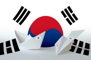 söder korea flagga avbildad på papper origami flygplan och båt. handgjort konst begrepp foto