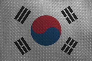 söder korea flagga avbildad i måla färger på gammal borstat metall tallrik eller vägg närbild. texturerad baner på grov bakgrund foto