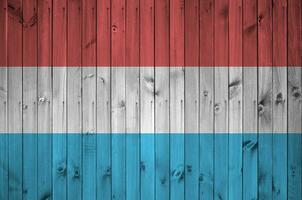 luxemburg flagga avbildad i ljus måla färger på gammal trä- vägg. texturerad baner på grov bakgrund foto