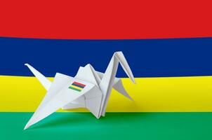 mauritius flagga avbildad på papper origami kran vinge. handgjort konst begrepp foto