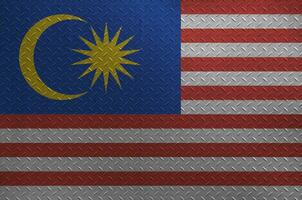 malaysia flagga avbildad i måla färger på gammal borstat metall tallrik eller vägg närbild. texturerad baner på grov bakgrund foto