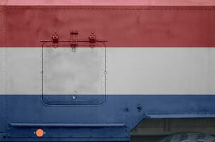nederländerna flagga avbildad på sida del av militär armerad lastbil närbild. armén krafter konceptuell bakgrund foto