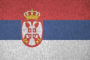 serbia flagga avbildad i ljus måla färger på gammal lättnad putsning vägg. texturerad baner på grov bakgrund foto