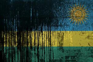 rwanda flagga avbildad i måla färger på gammal och smutsig olja tunna vägg närbild. texturerad baner på grov bakgrund foto