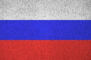 ryssland flagga avbildad i ljus måla färger på gammal lättnad putsning vägg. texturerad baner på grov bakgrund foto