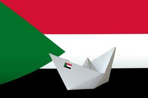 sudan flagga avbildad på papper origami fartyg närbild. handgjort konst begrepp foto