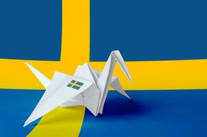 Sverige flagga avbildad på papper origami kran vinge. handgjort konst begrepp foto