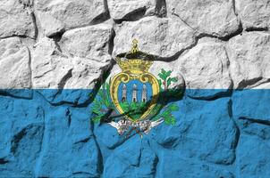 san marino flagga avbildad i måla färger på gammal sten vägg närbild. texturerad baner på sten vägg bakgrund foto