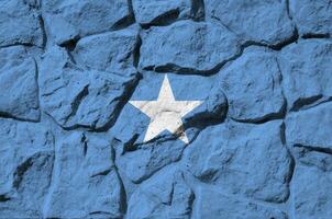 somalia flagga avbildad i måla färger på gammal sten vägg närbild. texturerad baner på sten vägg bakgrund foto