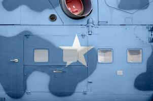 somalia flagga avbildad på sida del av militär armerad helikopter närbild. armén krafter flygplan konceptuell bakgrund foto