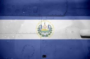 el salvador flagga avbildad på sida del av militär armerad helikopter närbild. armén krafter flygplan konceptuell bakgrund foto