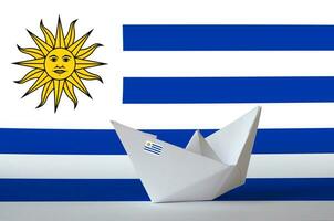 uruguay flagga avbildad på papper origami fartyg närbild. handgjort konst begrepp foto