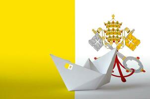 vatican stad stat flagga avbildad på papper origami fartyg närbild. handgjort konst begrepp foto