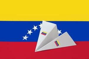 venezuela flagga avbildad på papper origami flygplan. handgjort konst begrepp foto