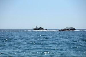 antalya, Kalkon - Maj 15, 2021 lyxig uppblåsbar revben hastighet båt cruising i medelhavs djup hav foto