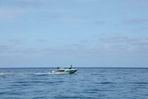 antalya, Kalkon - Maj 15, 2021 lyxig uppblåsbar revben hastighet båt cruising i medelhavs djup hav foto