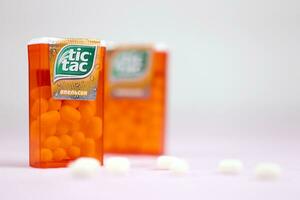 tic tac droppar med orange smak. tic TAC är tillverkad förbi italiensk konditor ferrero och var först produceras i 1968 foto