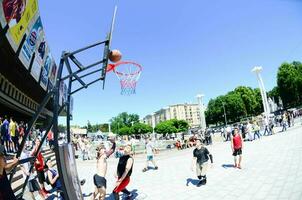 kharkiv, ukraina - 27 Maj, 2018 sporter lag spela street i de öppen luft under de årlig festival av gata kulturer foto