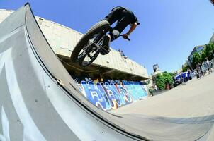 kharkiv, ukraina - 27 Maj, 2018 freestyle bmx ryttare i en skatepark under de årlig festival av gata kulturer foto