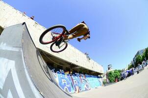 kharkiv, ukraina - 27 Maj, 2018 freestyle bmx ryttare i en skatepark under de årlig festival av gata kulturer foto