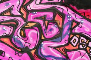 färgrik bakgrund av graffiti målning konstverk med ljus aerosol remsor och skön färger foto