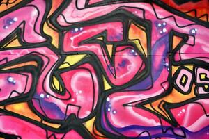 färgrik bakgrund av graffiti målning konstverk med ljus aerosol remsor och skön färger foto