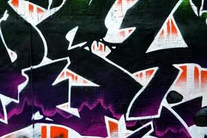 färgrik bakgrund av graffiti målning konstverk med ljus aerosol remsor på metall vägg foto