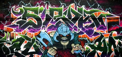 färgrik bakgrund av graffiti målning konstverk med ljus aerosol remsor på metall vägg foto
