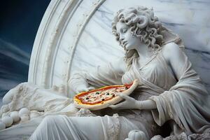 marmor gammal kvinna grekisk staty äter pizza i de trogen stad foto