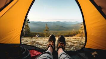 en mannens fötter inuti en tält, i de stil av romantisk landskap vyer, gul och orange, fotorealistisk landskap, cabincore, hög vinkel, generativ ai foto