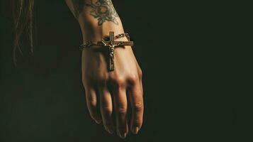 kvinnas händer med en korsa. tro. kristendomen. religion. kyrka. korsa. foto