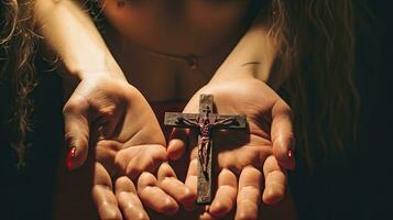 kvinnas händer med en korsa. tro. kristendomen. religion. kyrka. korsa. foto