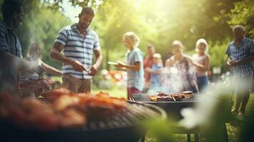 familj grupp festa utomhus fokus på grillning mat i offentlig trädgårdar. Plats för text foto