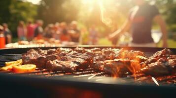 familj grupp festa utomhus fokus på grillning mat i offentlig trädgårdar. Plats för text foto