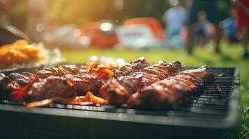 familj grupp festa utomhus fokus på grillning mat i offentlig trädgårdar. Plats för text foto