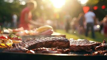 familj grupp festa utomhus fokus på grillning mat i offentlig trädgårdar. Plats för text foto