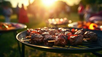 familj grupp festa utomhus fokus på grillning mat i offentlig trädgårdar. Plats för text foto