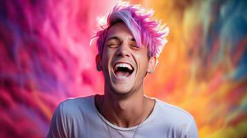 närbild Foto av en stilig flerfärgad hår man leende allmänt, som visar av hans perfekt tänder. uttrycka din känslor i en ljust belyst rum de begrepp av människor och lycka