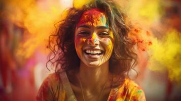 skön Lycklig indisk kvinna firar holi med färgad pulver eller gulal. indisk festival holi foto