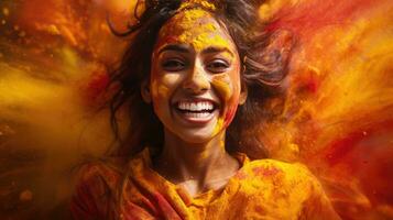 skön Lycklig indisk kvinna firar holi med färgad pulver eller gulal. indisk festival holi foto