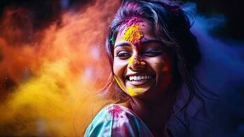 skön Lycklig indisk kvinna firar holi med färgad pulver eller gulal. indisk festival holi foto