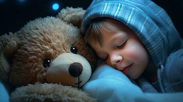 en söt liten pojke kramar en stor mjuk teddy Björn. foto